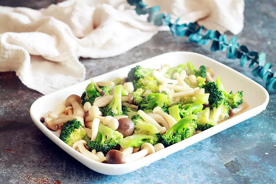 Little fresh! Stir-fried mushrooms with garlic broccoli step 0