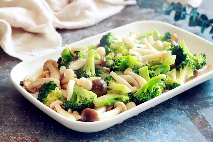 Little fresh! Stir-fried mushrooms with garlic broccoli