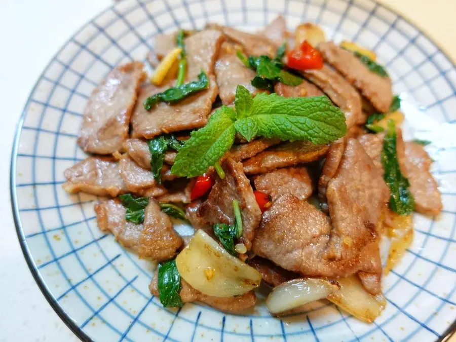 Stir-fried beef with mint - a small freshness in the meat dish world