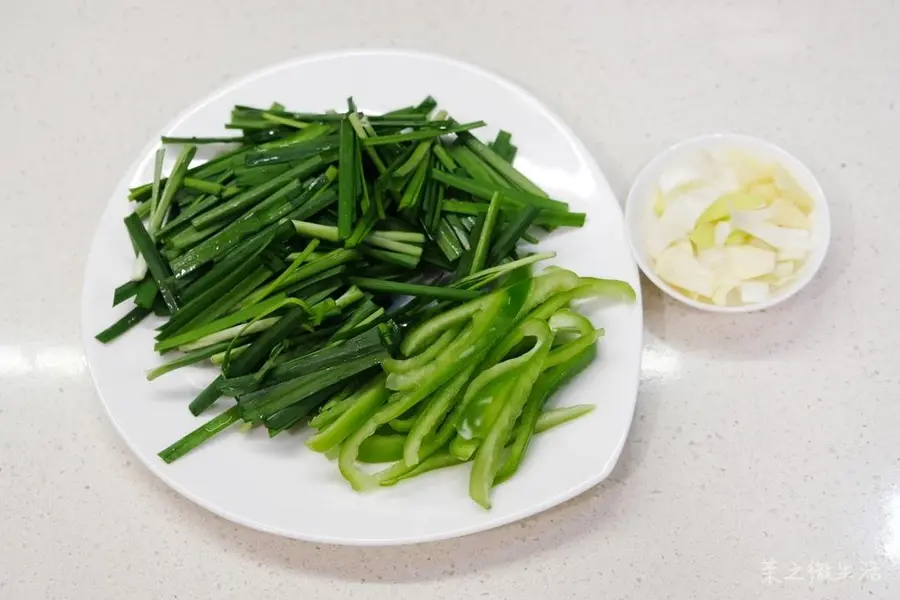 Stir-fried leeks with squid Small and fresh delicious step 0