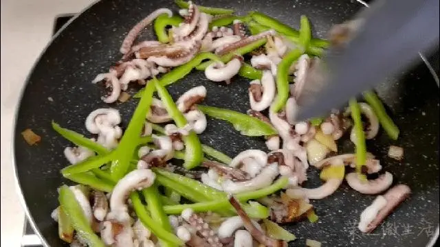 Stir-fried leeks with squid Small and fresh delicious step 0