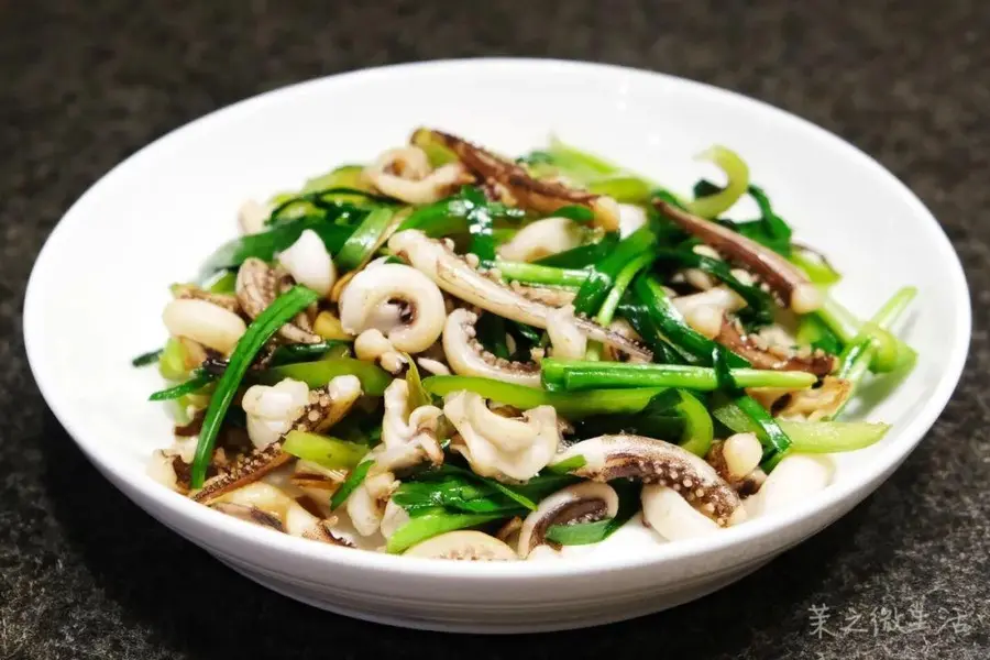 Stir-fried leeks with squid Small and fresh delicious step 0