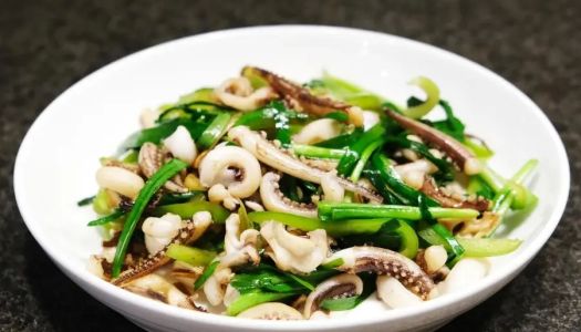 Stir-fried leeks with squid Small and fresh delicious