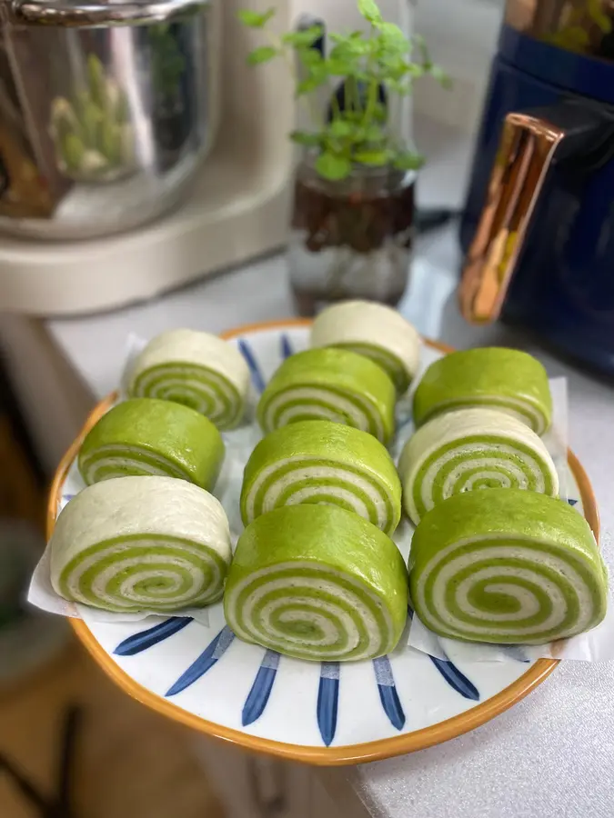 Small fresh  spinach two-color steamed buns in spring|Healing mood  step 0