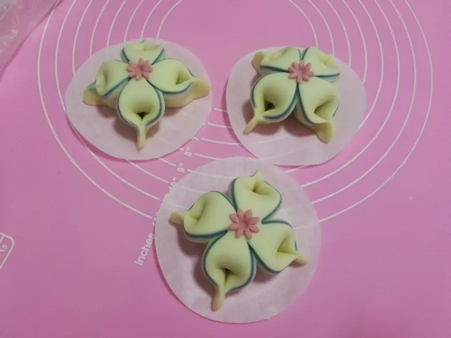 Small fresh flower steamed buns step 0