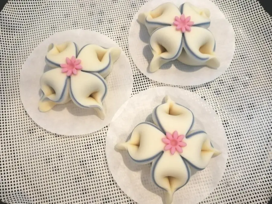 Small fresh flower steamed buns step 0