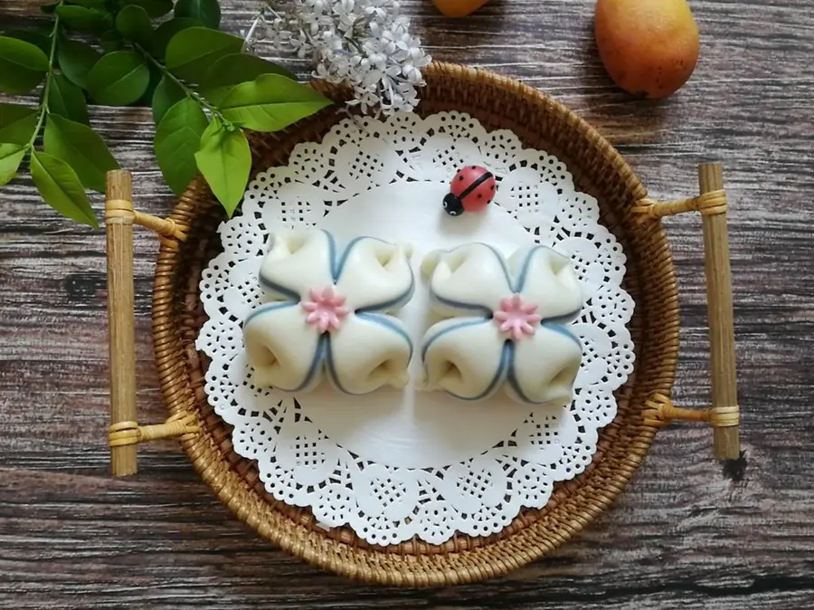 Small fresh flower steamed buns step 0