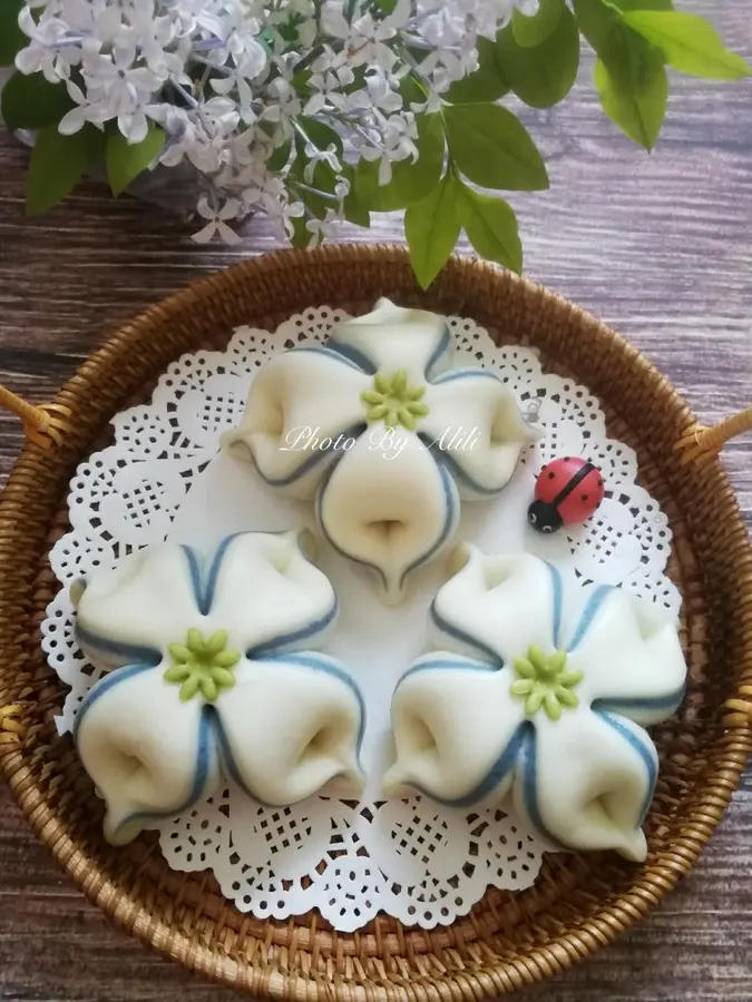 Small fresh flower steamed buns