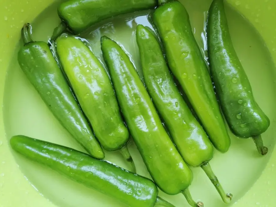 Stuffed shrimp with green pepper is slippery step 0