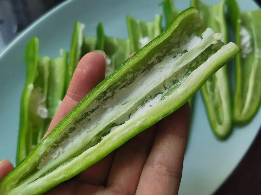 Stuffed shrimp with green pepper is slippery step 0