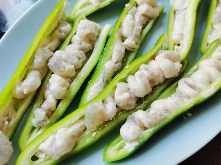 Stuffed shrimp with green pepper is slippery step 0