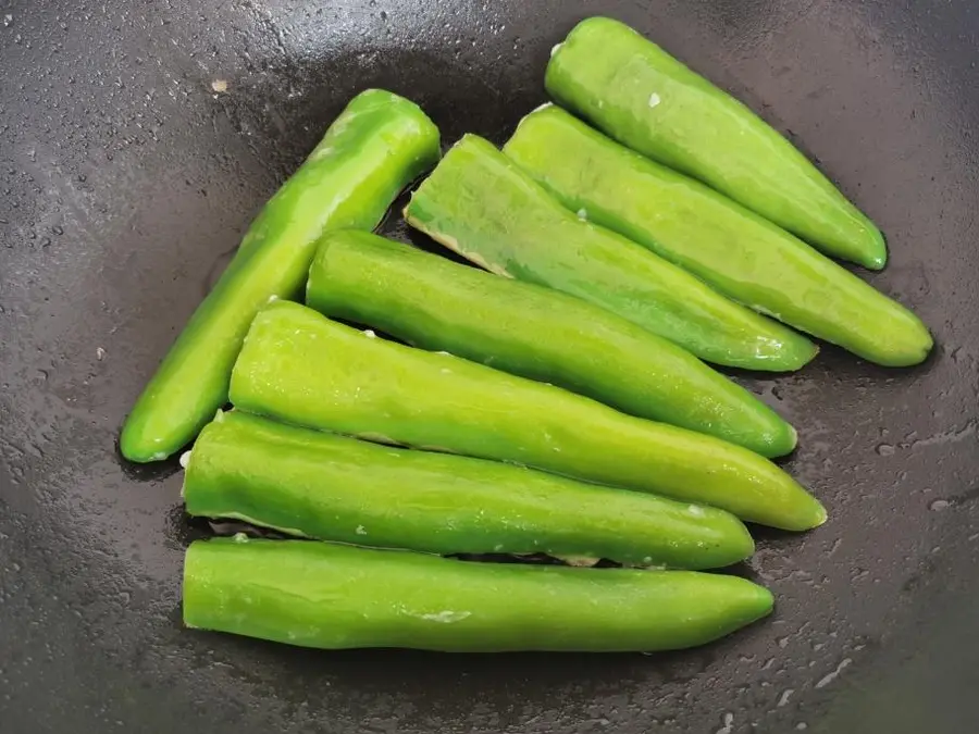 Stuffed shrimp with green pepper is slippery step 0