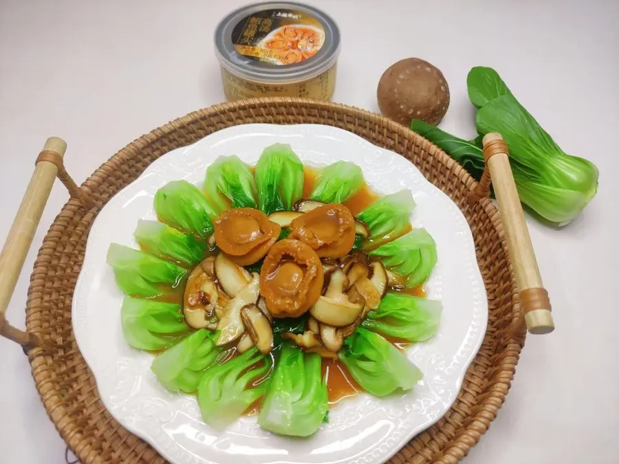 Chinese New Year's Eve Dinner ~ Small freshness on the table (shiitake mushroom abalone seared cabbage heart) step 0