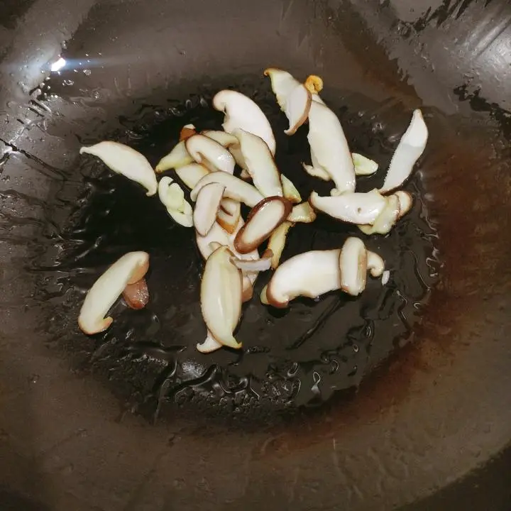 Chinese New Year's Eve Dinner ~ Small freshness on the table (shiitake mushroom abalone seared cabbage heart) step 0