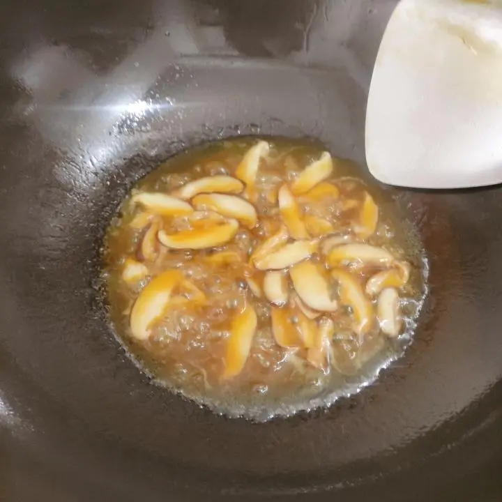 Chinese New Year's Eve Dinner ~ Small freshness on the table (shiitake mushroom abalone seared cabbage heart) step 0