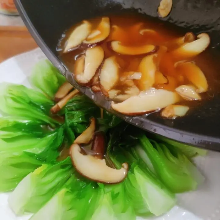 Chinese New Year's Eve Dinner ~ Small freshness on the table (shiitake mushroom abalone seared cabbage heart) step 0