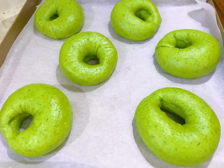 Healthy low-calorie spinach bagels step 0