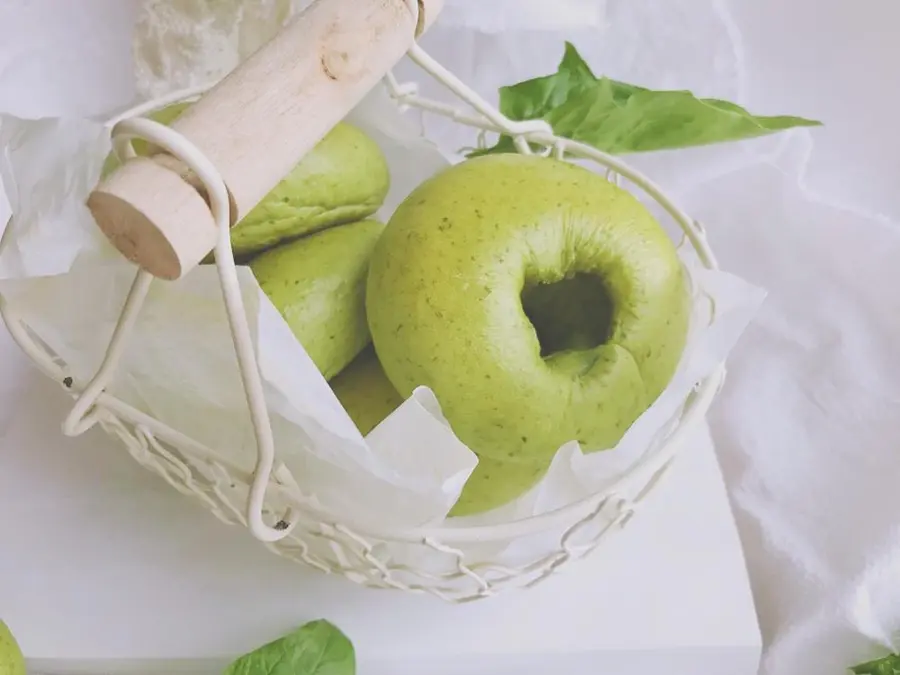 Healthy low-calorie spinach bagels step 0