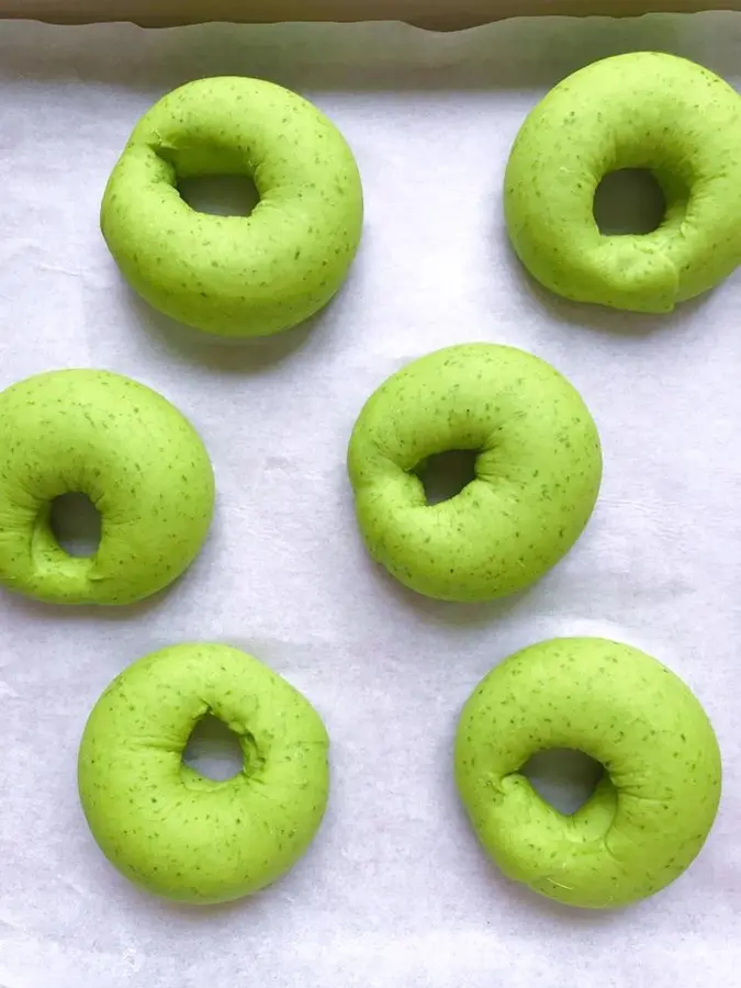 Healthy low-calorie spinach bagels step 0