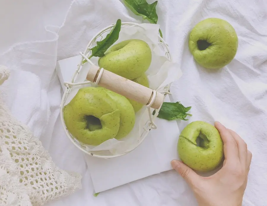 Healthy low-calorie spinach bagels