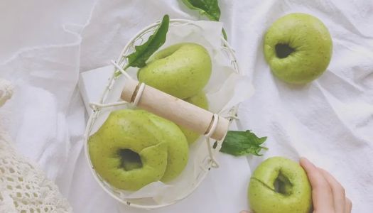 Healthy low-calorie spinach bagels