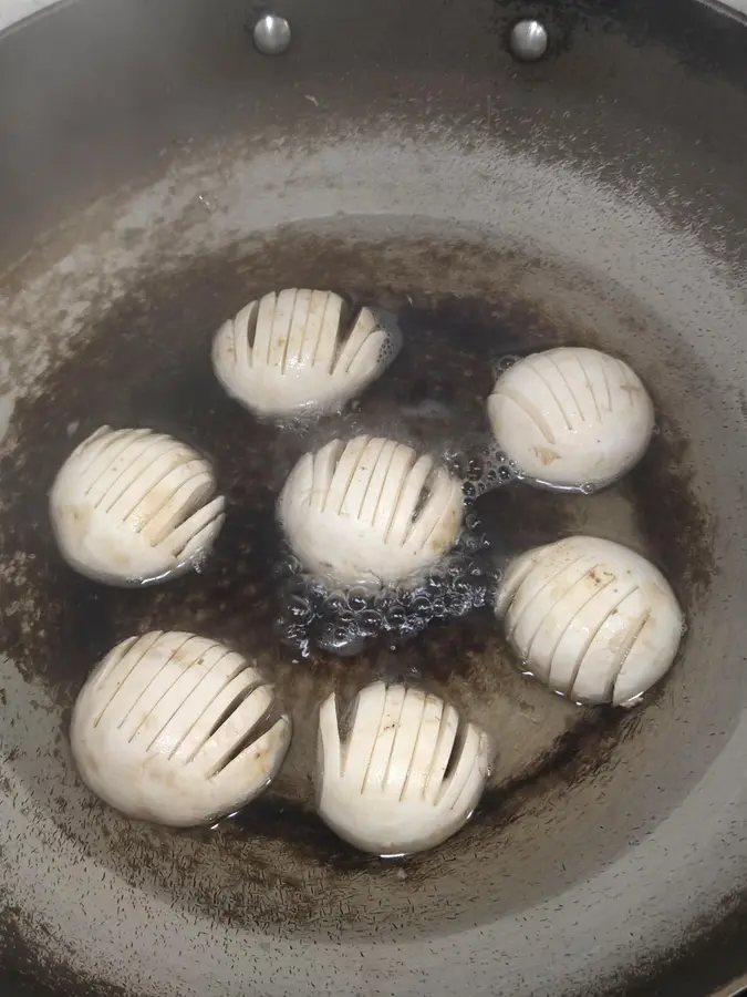 Boiled mushrooms  in oyster sauce are delicious step 0