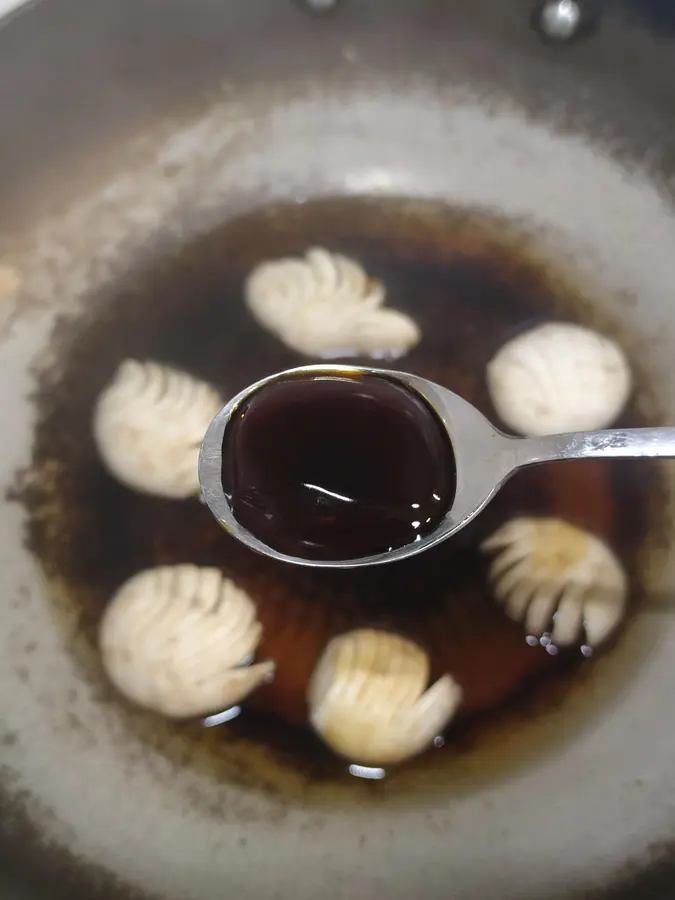 Boiled mushrooms  in oyster sauce are delicious step 0