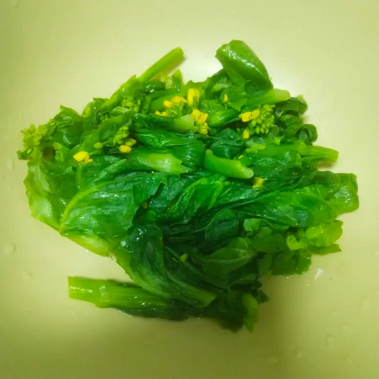 Small fresh stir-fried rape flowers step 0