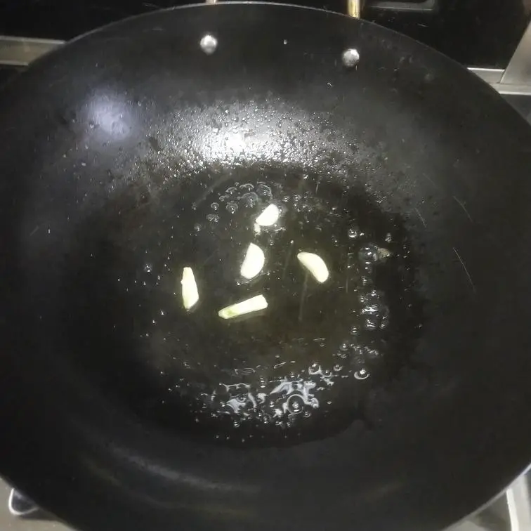 Small fresh stir-fried rape flowers step 0