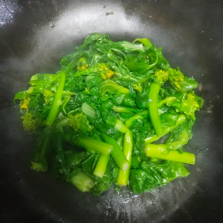 Small fresh stir-fried rape flowers step 0