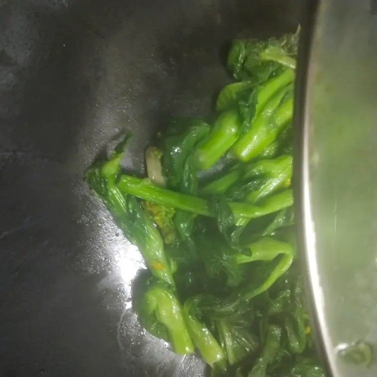 Small fresh stir-fried rape flowers step 0