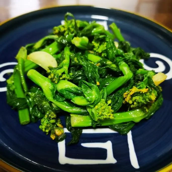 Small fresh stir-fried rape flowers step 0