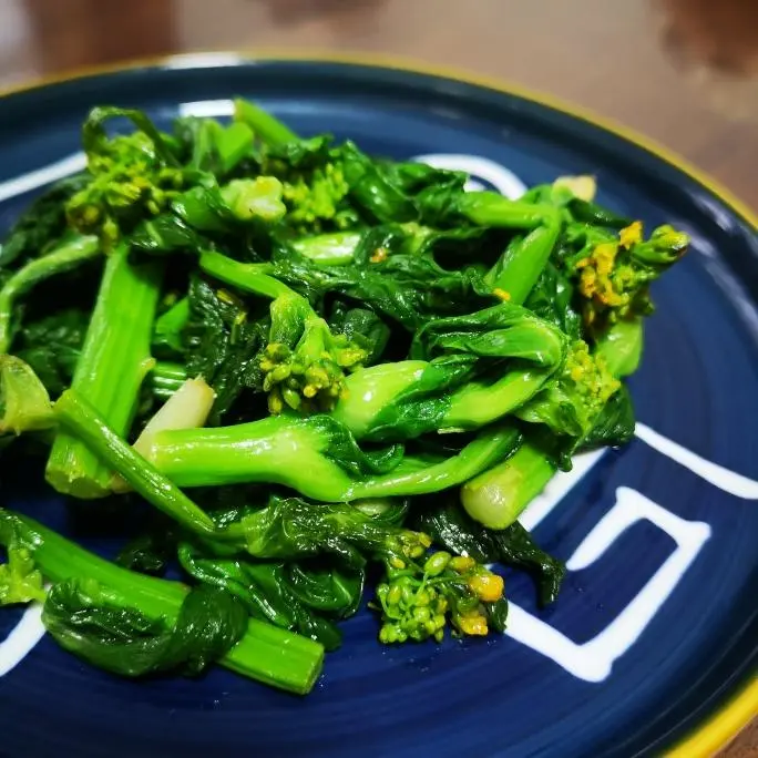 Small fresh stir-fried rape flowers step 0