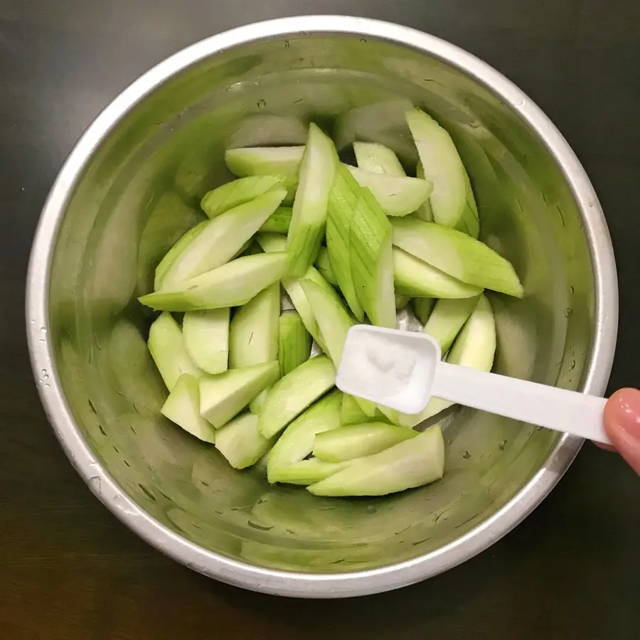 Crystal clear loofah fried shrimp step 0