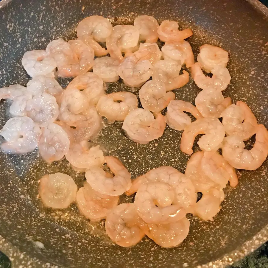 Crystal clear loofah fried shrimp step 0