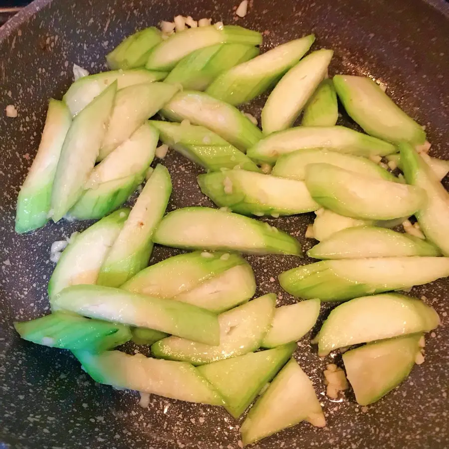 Crystal clear loofah fried shrimp step 0