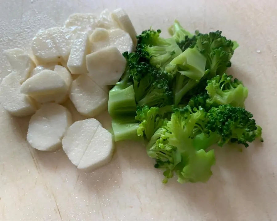 Baby 10-month-old food: super small and fresh broccoli yam cake step 0