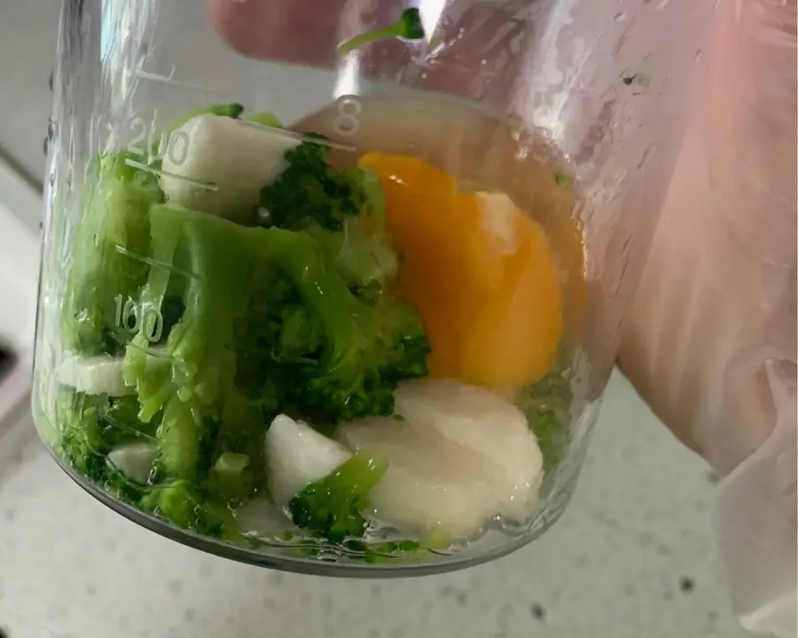 Baby 10-month-old food: super small and fresh broccoli yam cake step 0