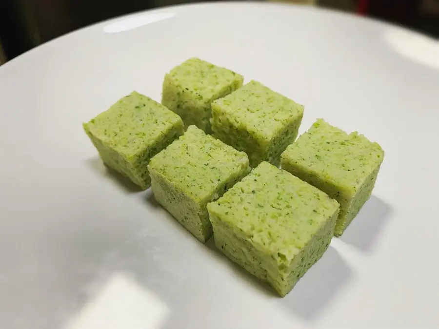 Baby 10-month-old food: super small and fresh broccoli yam cake