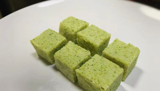 Baby 10-month-old food: super small and fresh broccoli yam cake