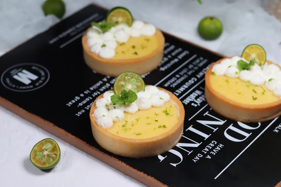 Summer little fresh, sweet and sour fragrant French lemon tart!