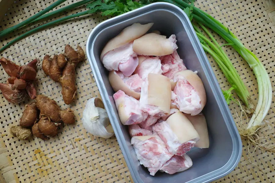 Minimal fresh pig's trotter recipe: sand ginger pig's trotters step 0