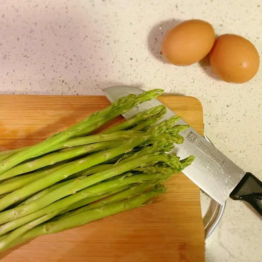 Scrambled eggs with asparagus with a small and fresh taste step 0