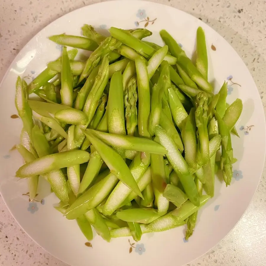 Scrambled eggs with asparagus with a small and fresh taste step 0