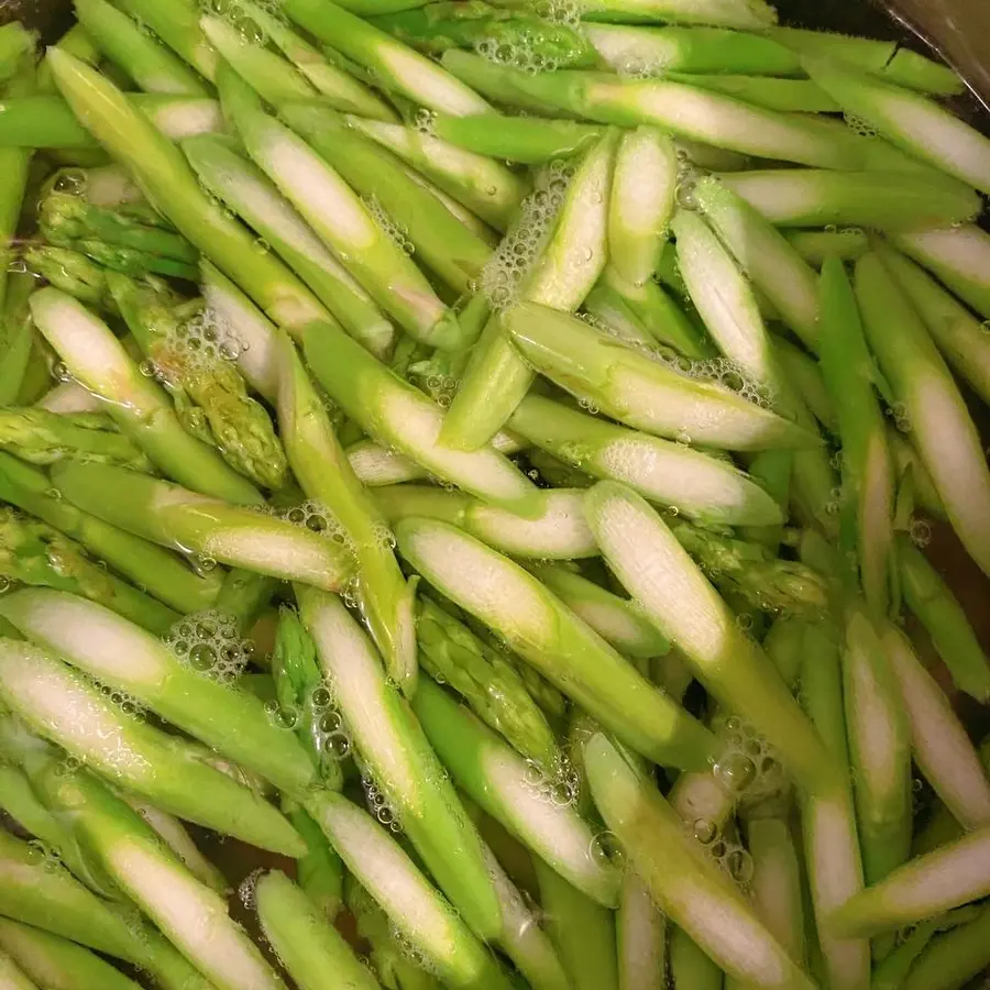 Scrambled eggs with asparagus with a small and fresh taste step 0