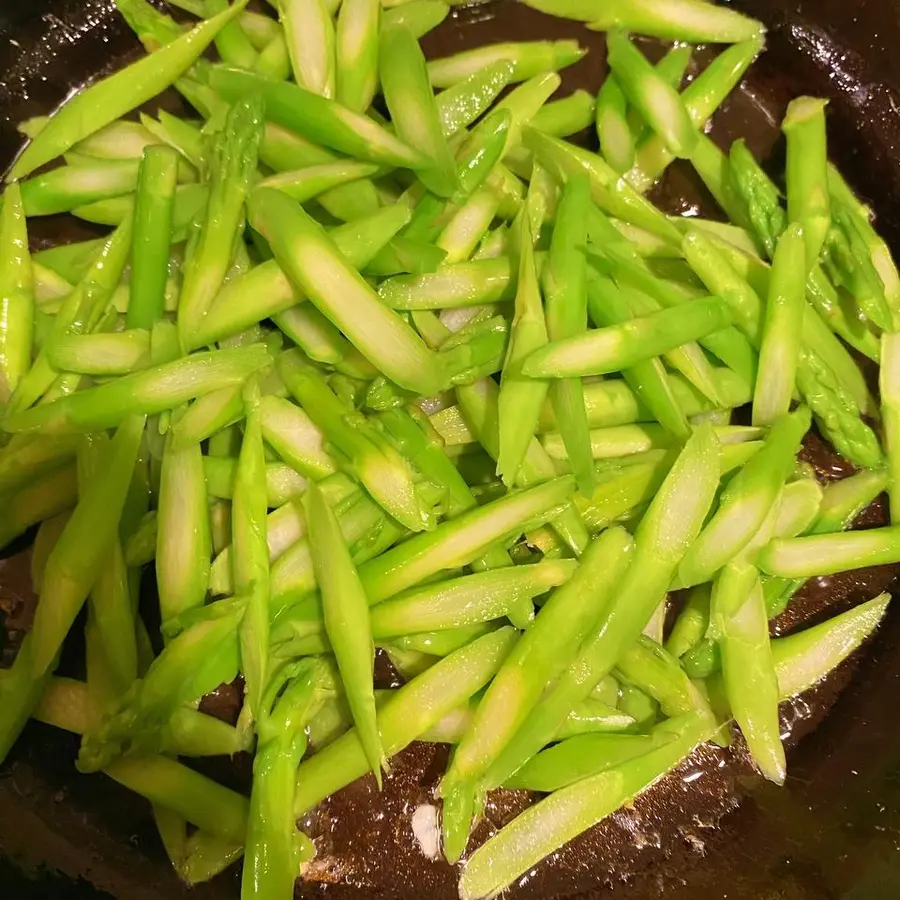 Scrambled eggs with asparagus with a small and fresh taste step 0