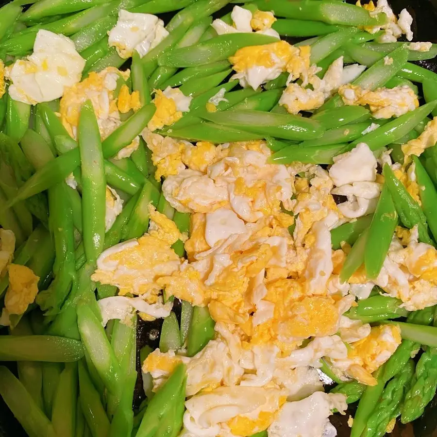 Scrambled eggs with asparagus with a small and fresh taste step 0