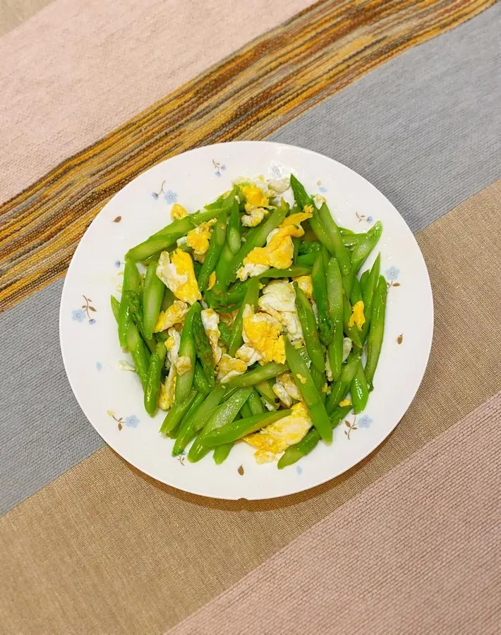 Scrambled eggs with asparagus with a small and fresh taste step 0