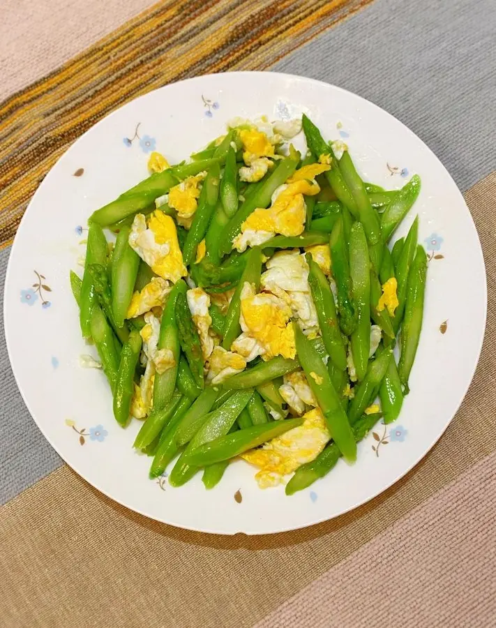 Scrambled eggs with asparagus with a small and fresh taste