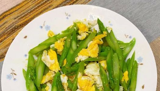 Scrambled eggs with asparagus with a small and fresh taste